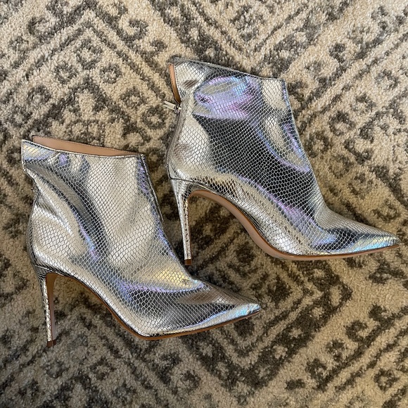 New Aqua Hendrix Metallic Silver Embossed Leather Stiletto Boots - size 10 - Picture 1 of 8